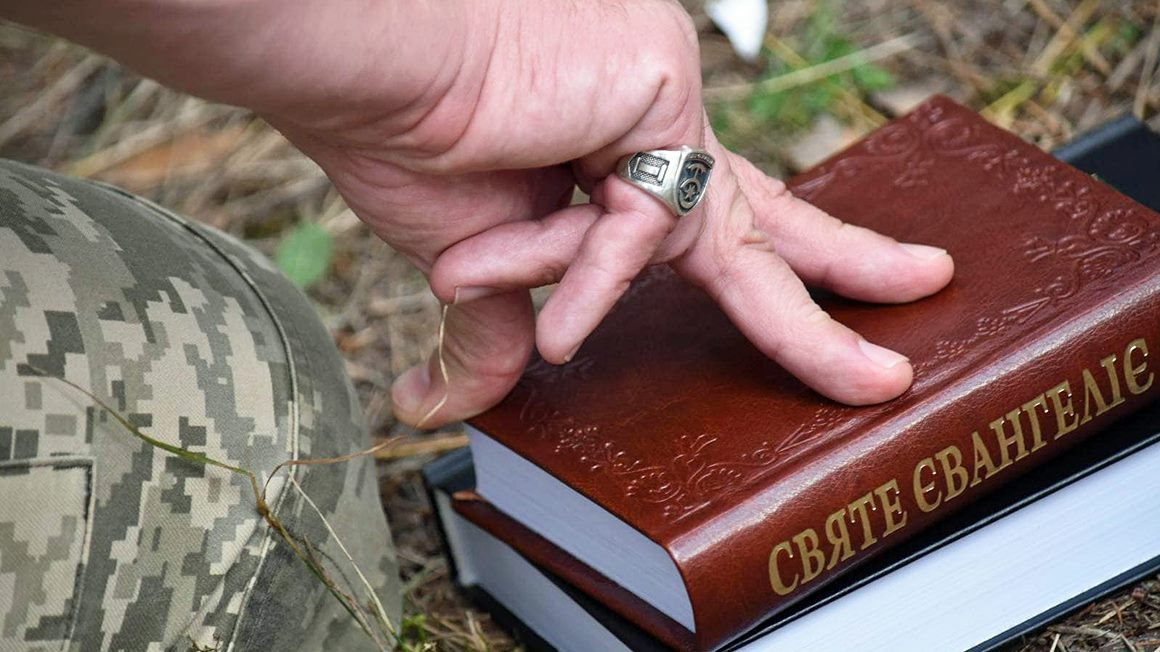 Кабмин утвердил порядок выдачи мандата для военных капелланов